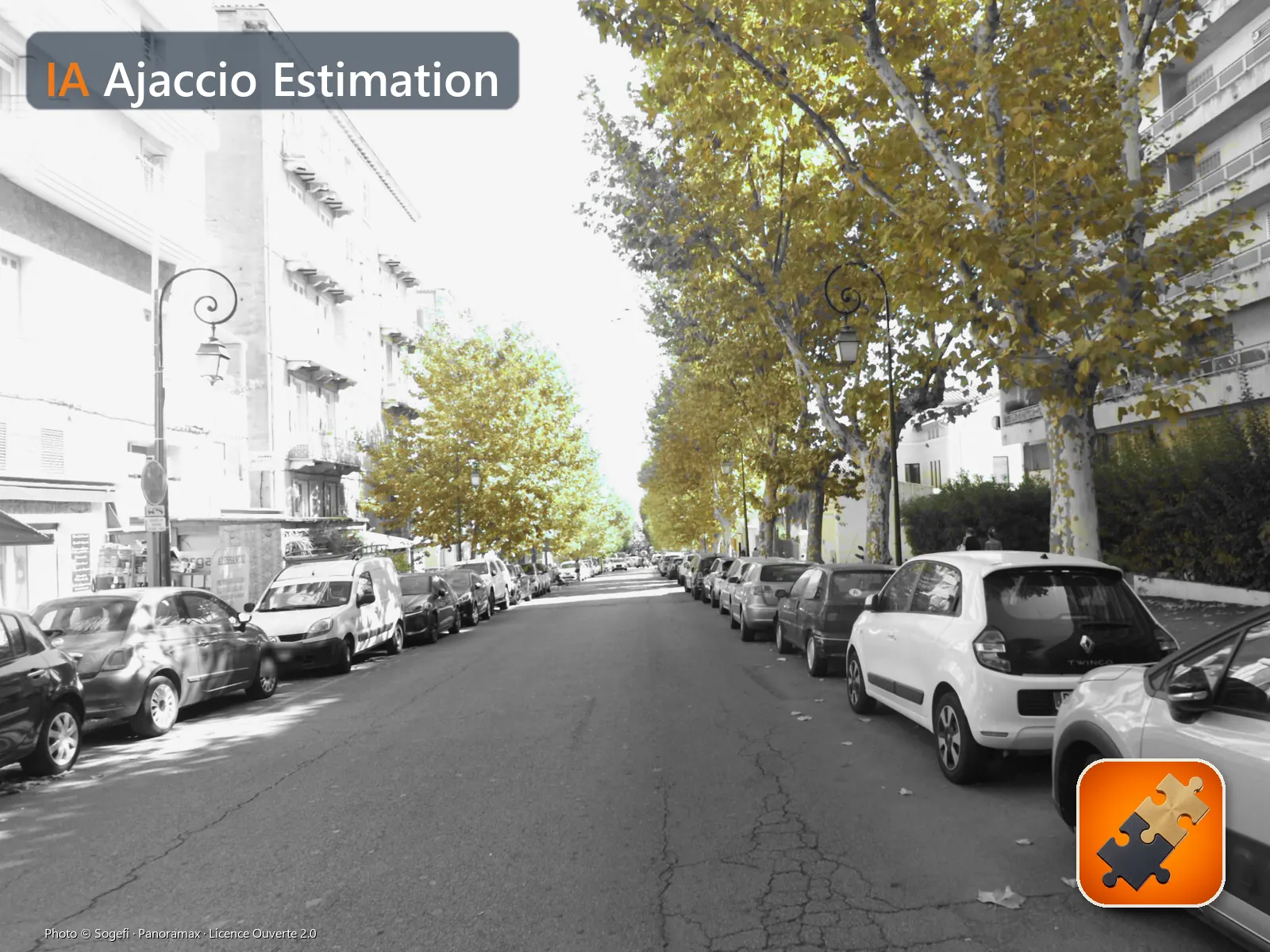 Le cours Général-Leclerc, sur le secteur du Casone (Ajaccio), vu depuis la chaussée en septembre 2022 : immeubles, voitures et chaussée en noir et blanc, alignement de platanes en couleur